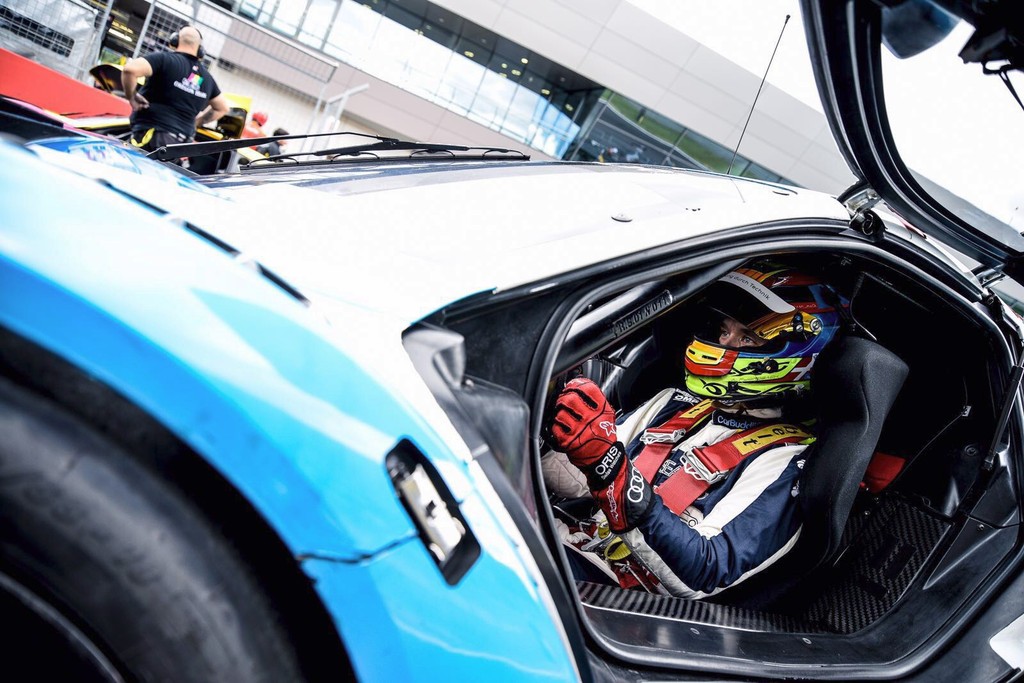 Anders sidder klar i den lynhurtige Renault RS 01 – der er indehaver af bane rekorden på FDM Jyllandsringen med Kevin Magnussen bag rattet